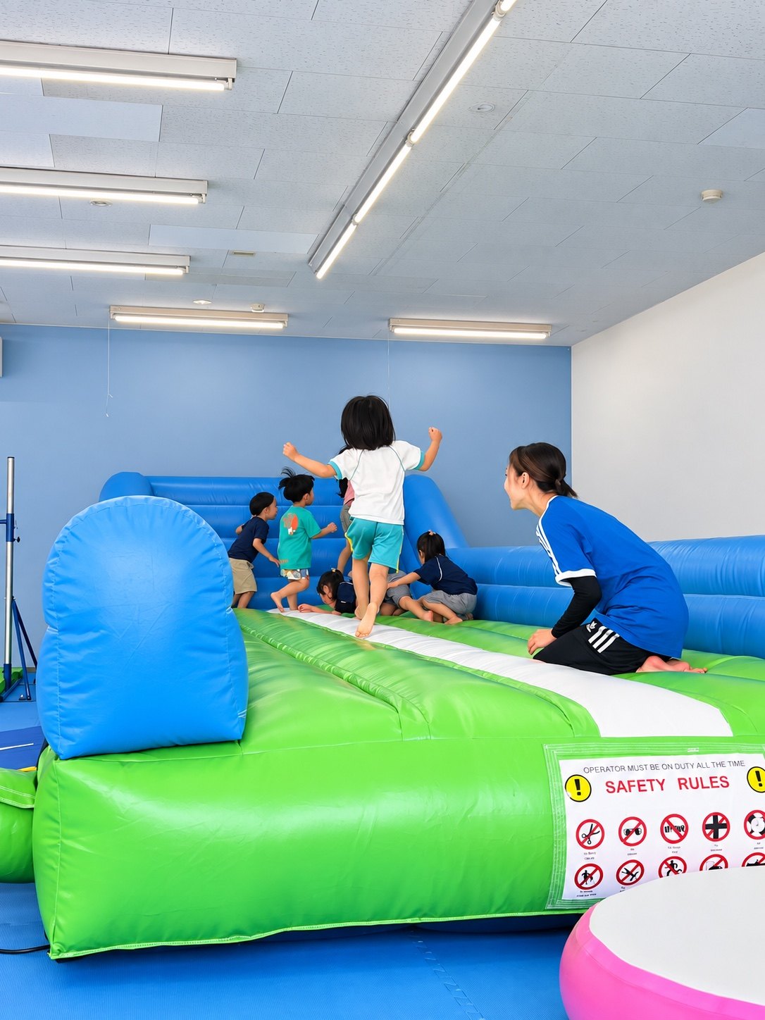 エア遊具で楽しく体を動かす子どもたちと指導員