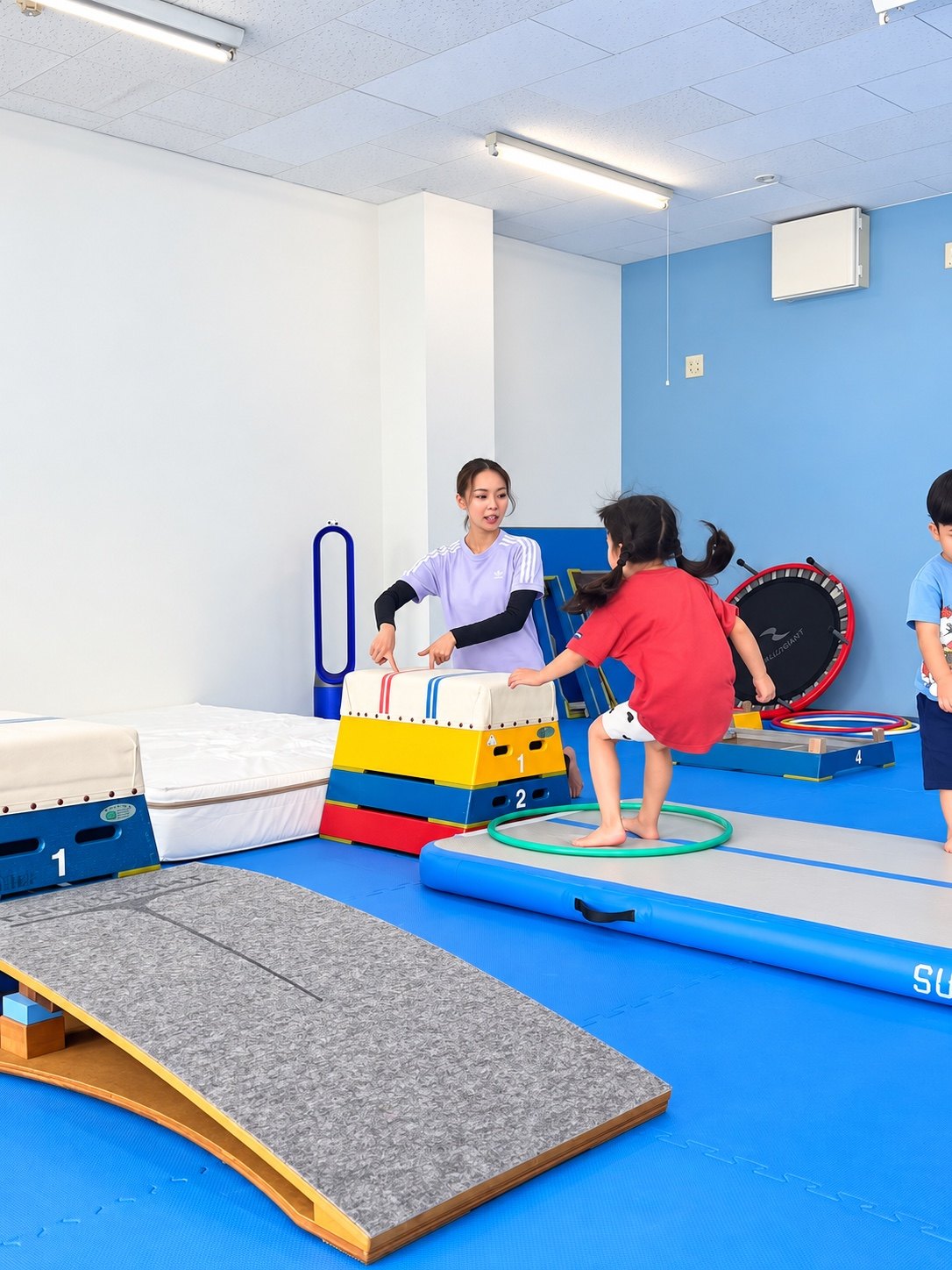 ジャンプに挑戦する子どもと見守る指導員